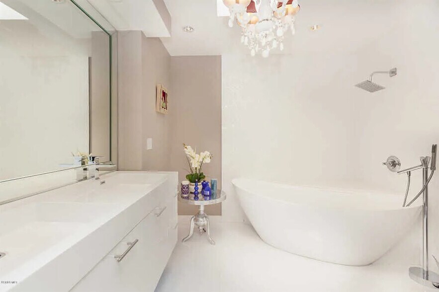 Building Photo - 21620 Burbank Blvd