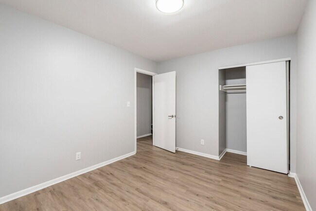 Building Photo - 558 Riverview Dr