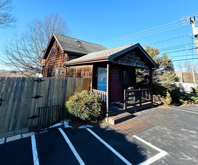 Building Photo - Beautiful Bungalow Home Located in Blacksburg