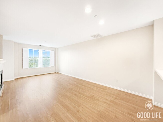 Building Photo - Beautiful 4B/4BA Home w/ Canyon Views & Great Layout!