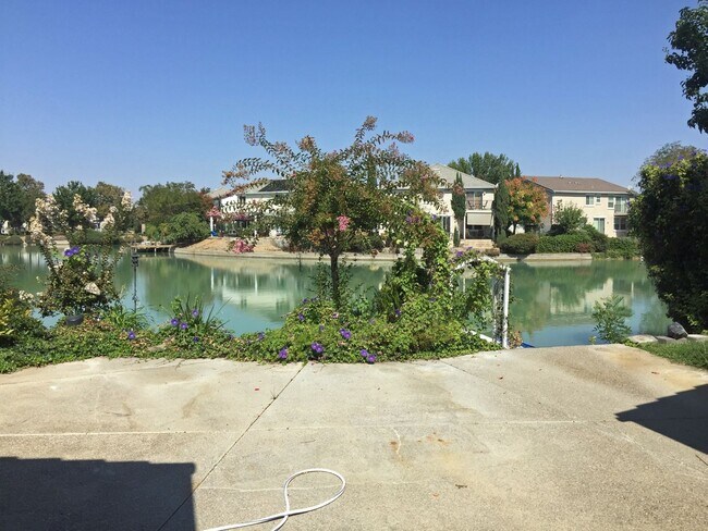 Building Photo - Executive 4 Bedroom 2.5 Bath, 2400 sft. El...