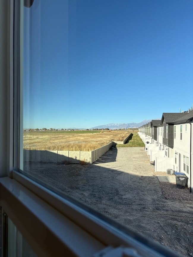 Building Photo - Gorgeous End-Unit Townhome in beautiful Sa...