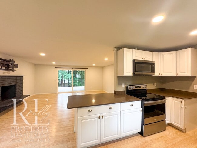 Building Photo - Modern Split-Level Home with Two Living Spaces & Expansive Yard in Port Orchard
