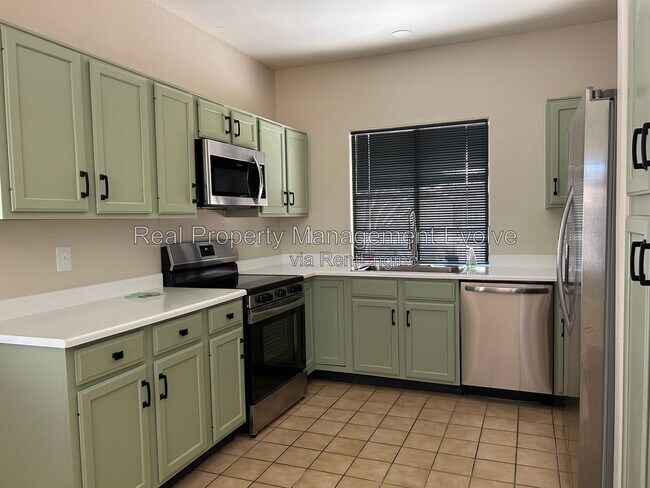 Building Photo - 5943 W Drake Ct