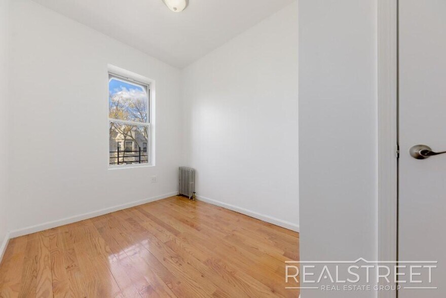 Building Photo - 3 Bed 1 Bath in PLG!