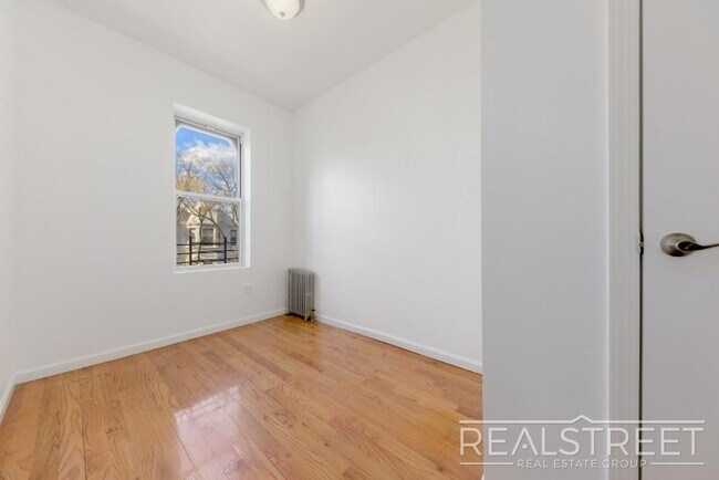 Building Photo - 3 Bed 1 Bath in PLG!