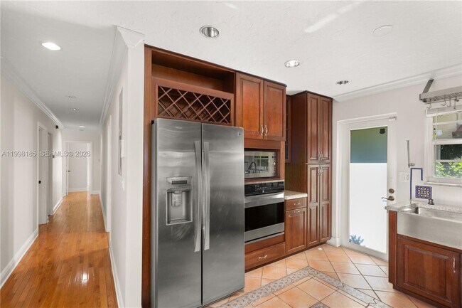 Building Photo - 1428 Medina Ave