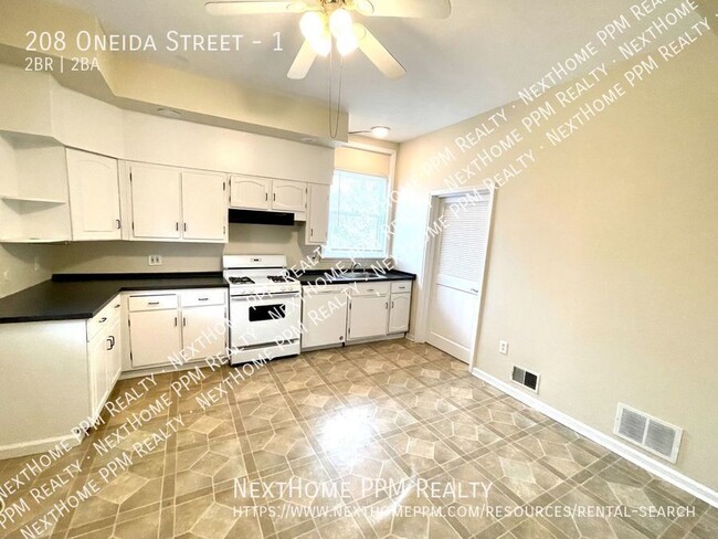 Building Photo - Great 2 bedroom,1-1/2 bath home with laund...