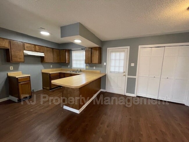 Building Photo - 5560 Blossom Ln