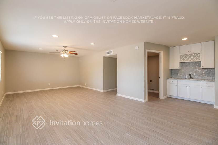 Building Photo - 1027 E Frost Dr