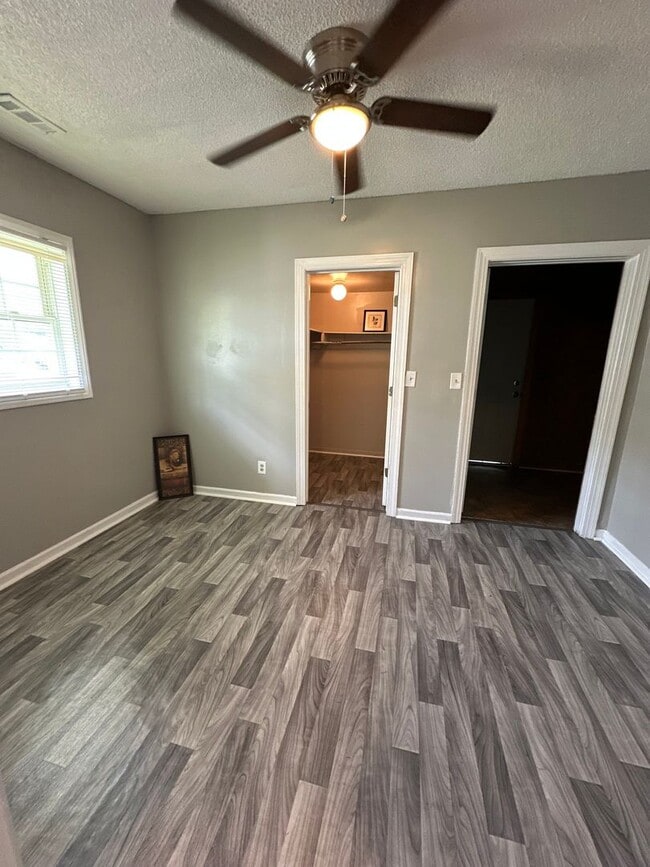 Building Photo - 3 Bed/ 1 Bath and move-in ready! www.PMCoreUSA.com submit guest card for showings!