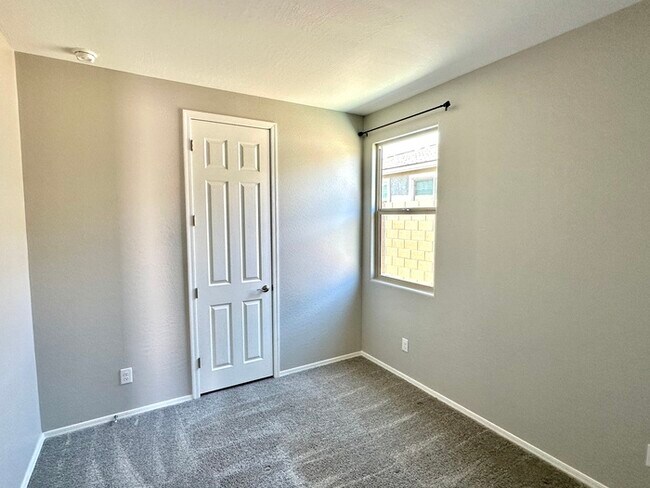 Building Photo - Fantastic 4BR/3BA Richmond American Larimar in Entrada Del Oro! Features white shaker cabinets, q...