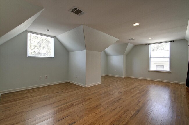 Building Photo - 811 W 30th St