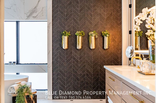 Building Photo - 3301 Lincoln-