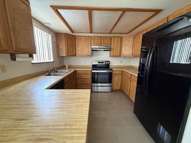 Building Photo - 2 bed 2.5 bath great location BHCRENT.COM to schedule a viewing
