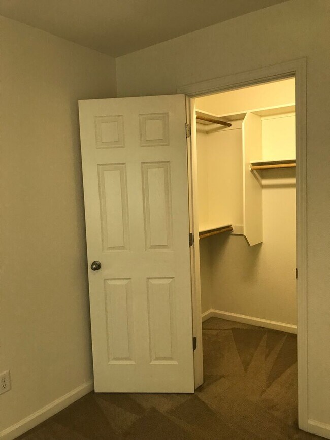 Building Photo - 562 Morgan Dr