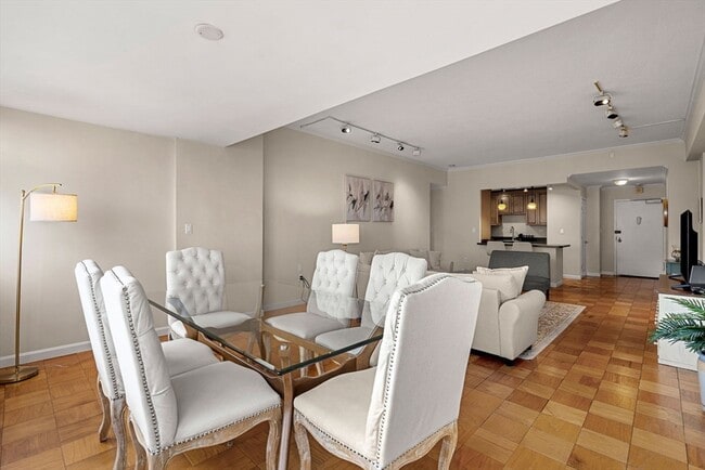 Building Photo - 2 Hawthorne Pl