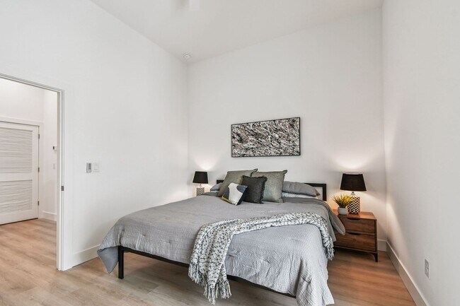 Building Photo - A charming coastal townhouse, just minutes from downtown St. Pete!