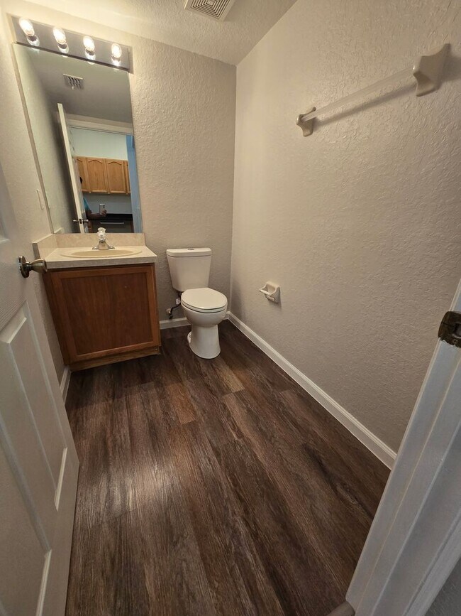 Building Photo - Spacious 3 bedroom, 2.5 bath townhouse in ...