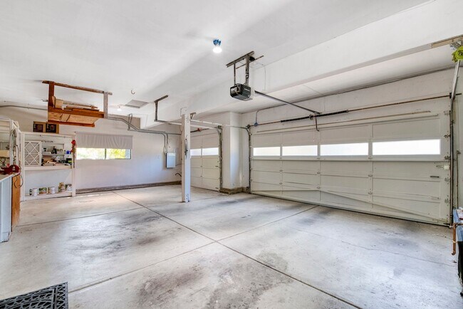 Building Photo - 8 Racquet Ct