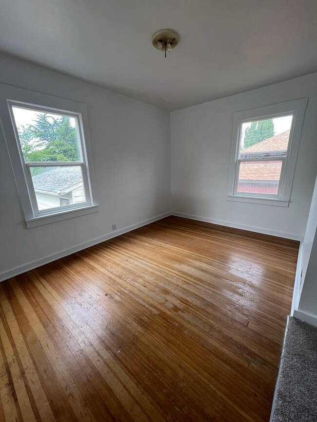 Building Photo - 3 Bedroom Greenwood Home!