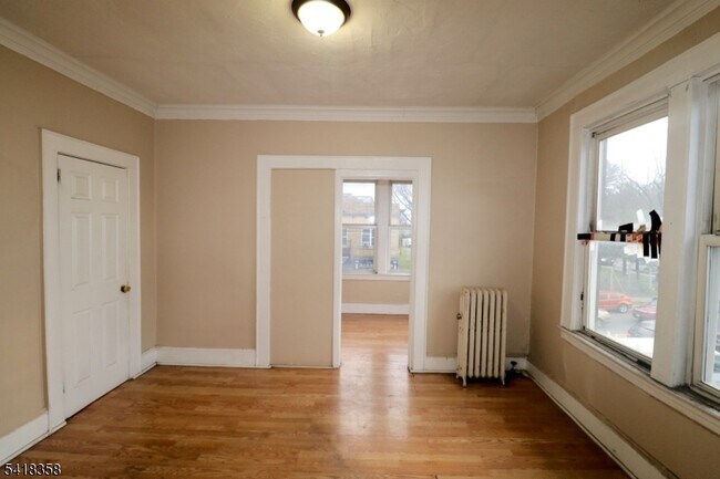 Building Photo - 413 Lyons Ave