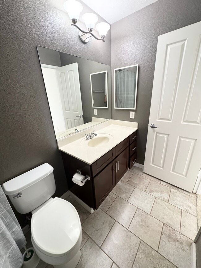 Building Photo - Rarely available 3/2.5 townhome in Kapolei!
