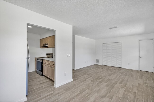 Building Photo - Spacious Upgraded 2-Bedroom Home with Modern Kitchenin Volusia County – Edgewater, FL