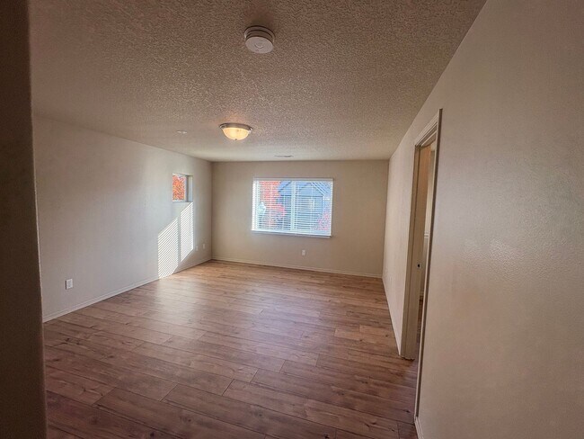 Building Photo - Well Maintained Spacious 4 BD Home with Granite Countertops, Hardwood Floors, High Ceilings, Grea...