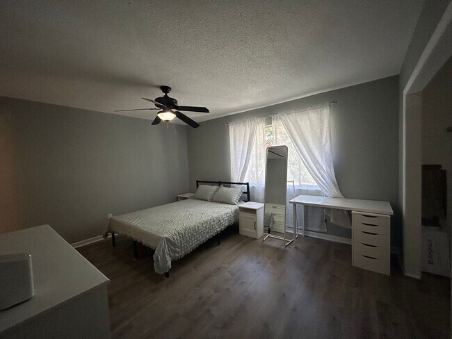 Building Photo - Adorable, Completely Furnished & Updated 2...