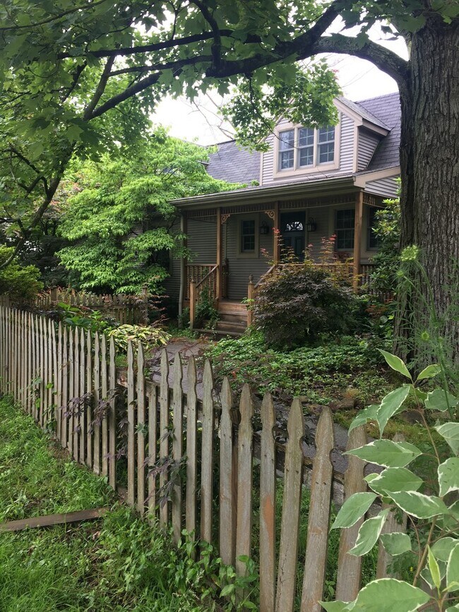 Building Photo - 926 Tibbetts Wick Rd
