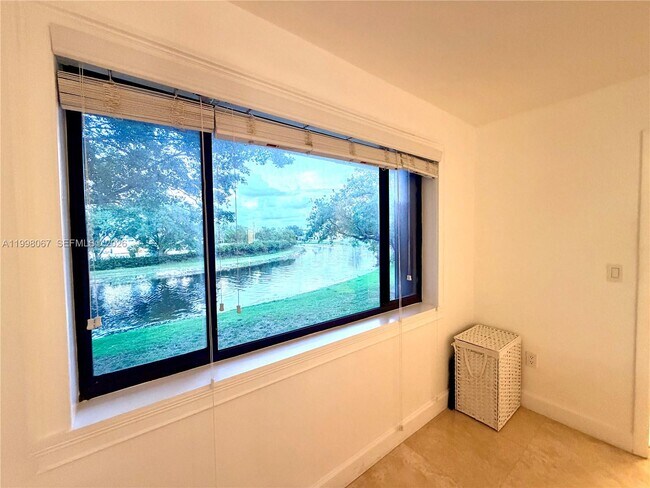 Building Photo - 15405 N Miami Lakeway