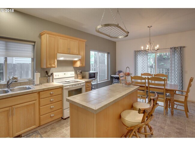 Building Photo - Charming North Portland 3 Bed 2.5 Bath Kenton Neighborhood House ~ Garage, A/C & Washer & Dryer!