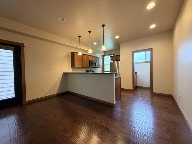 Building Photo - Beautiful 2 Bed, 1.5 Bath Townhouse with Bridger Views, Pets OK!
