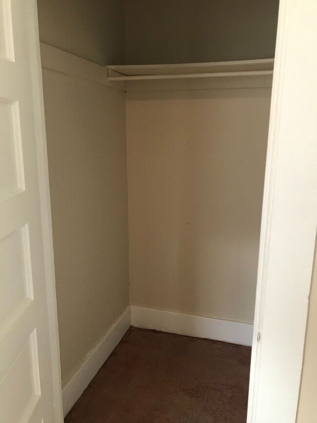 Building Photo - Upstairs 1 Bedroom 1 Bath Apartment