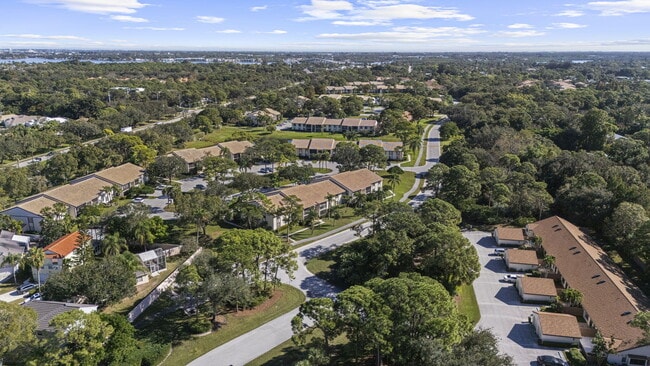 Building Photo - 2025 SW Silver Pine Way