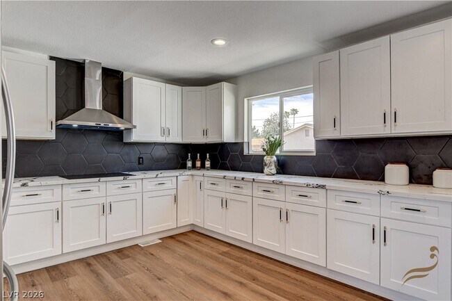 Building Photo - 2685 S Tenaya Way