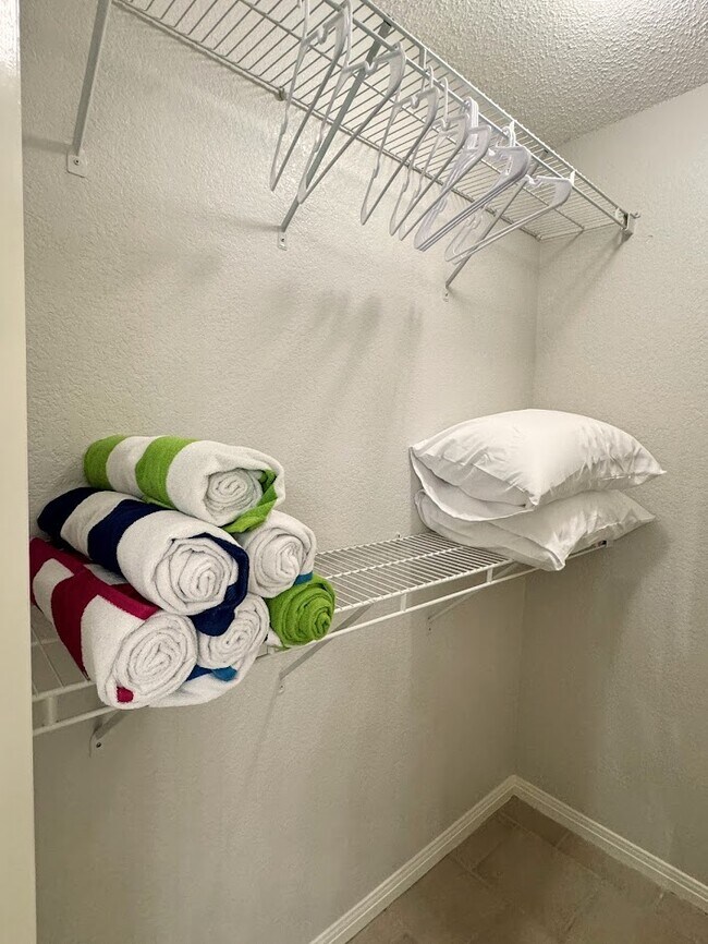 Building Photo - 105 Sky Country Dr