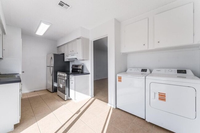 Building Photo - 600 W Olive St