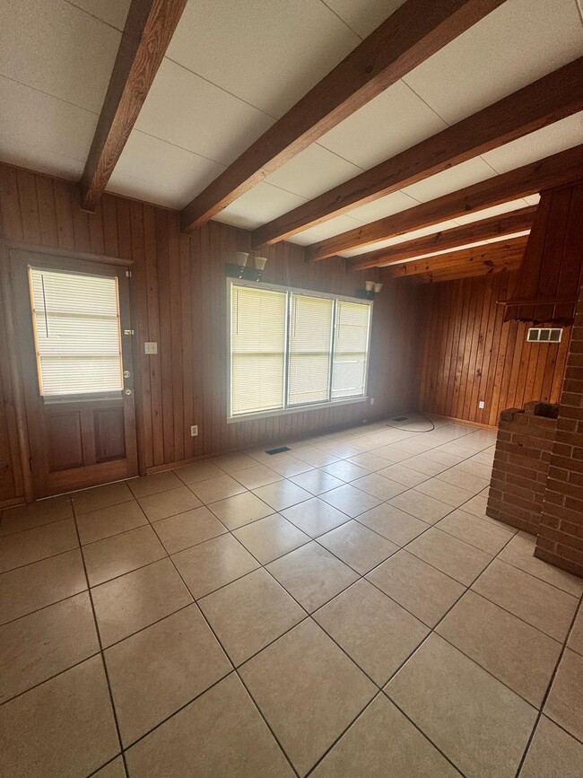 Building Photo - 208 N Rosewood Dr
