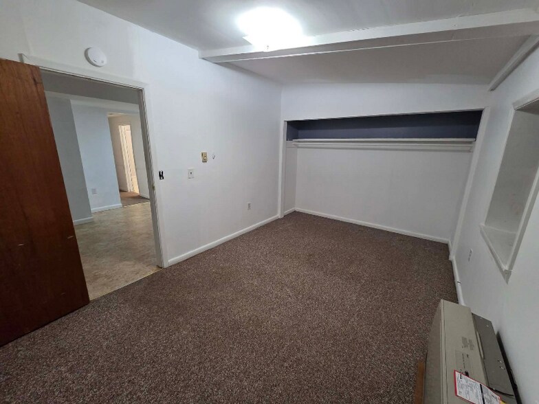 Building Photo - 304 US-2