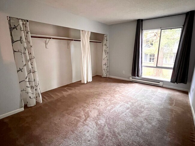 Building Photo - 1 bed//1bath Secluded Corner-Unit Condo with Private Deck in Lynnwood