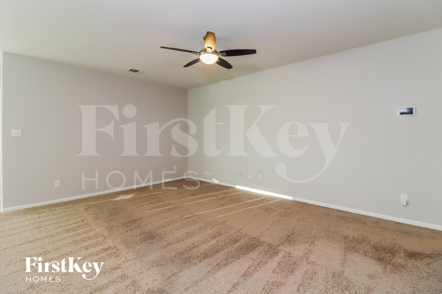 Building Photo - 525 Foxhunter St