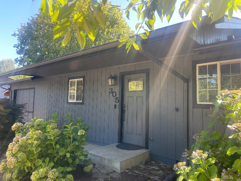 Building Photo - 305 Rosewood St