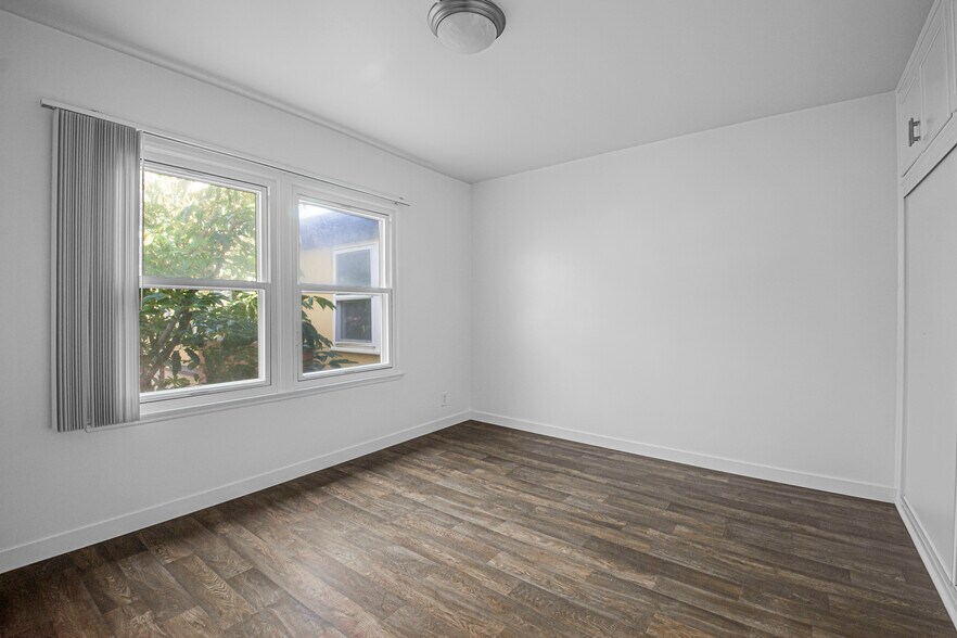 Building Photo - 5844 W 88th St