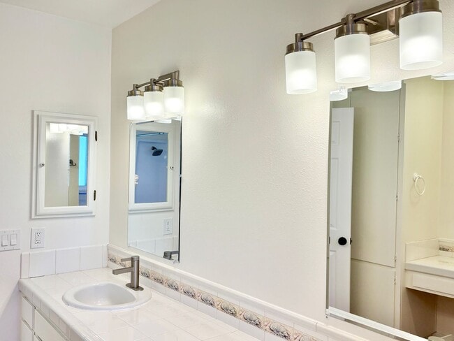 Building Photo - Silver Strand Beach | 4 Bed | 2 Bath | Bea...