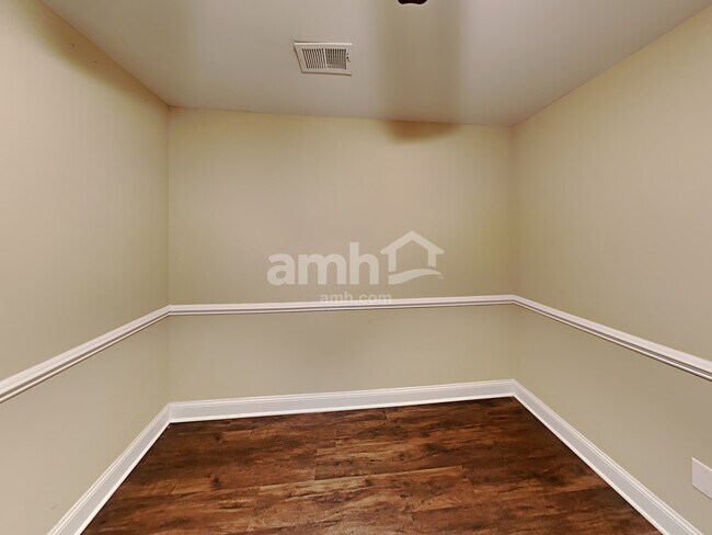 Building Photo - 1029 Chatsworth Ln