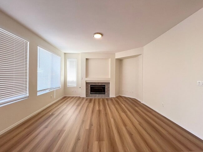 Building Photo - Beautiful two-story home with 5 bedrooms