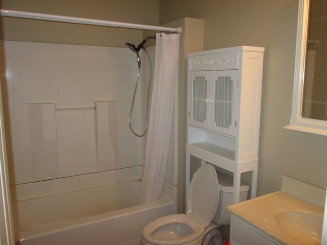 Building Photo - Spacious Four Bedroom Mechanicsville Home ...