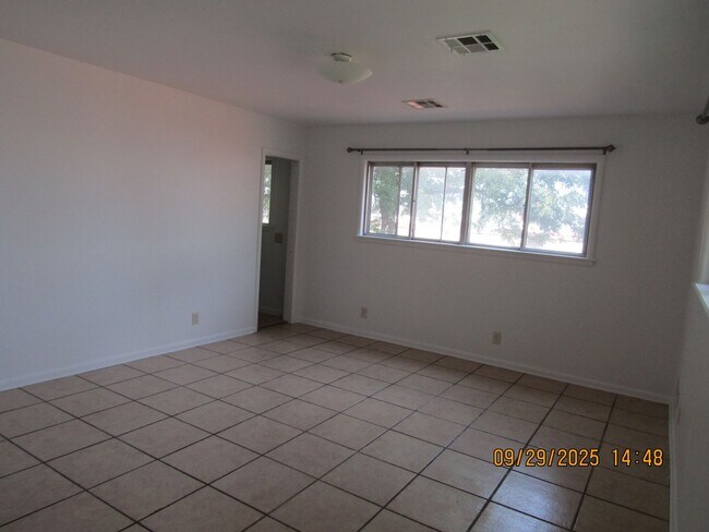 Building Photo - Move In Special: $250 off 1st full Month's Rent! Pet Friendly with Owner Approval!